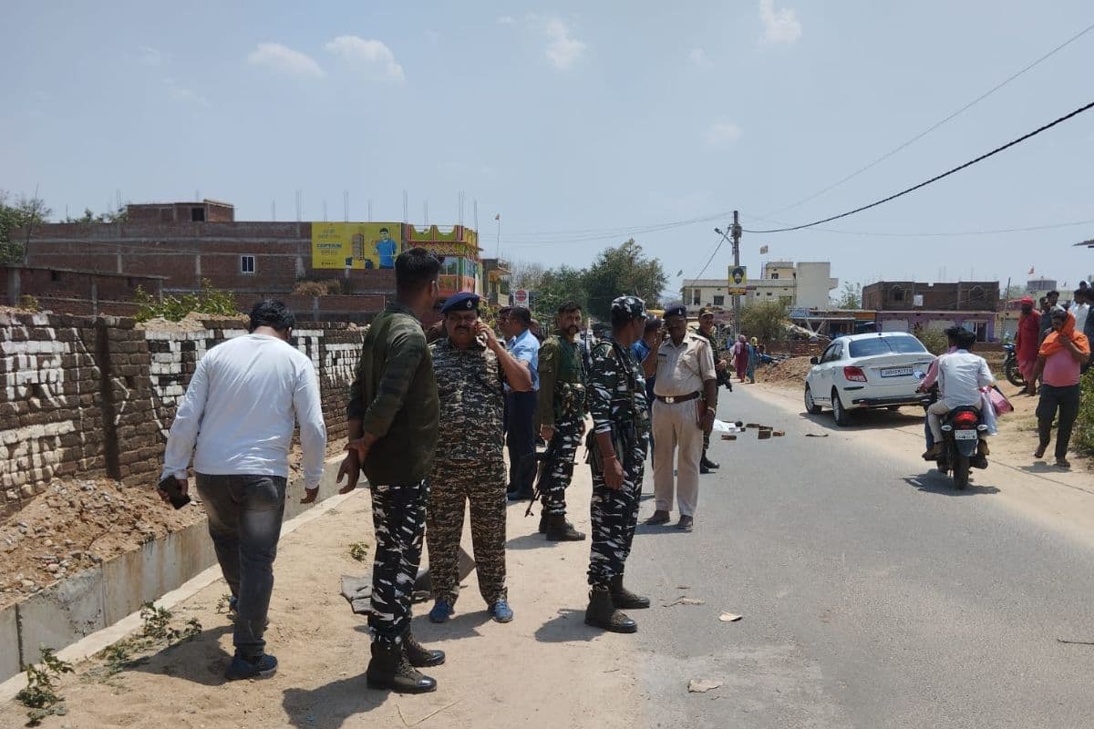 सड़क हादसे में मौत के बाद घटनास्थल पर पहुंचे पुलिस पदाधिकारी