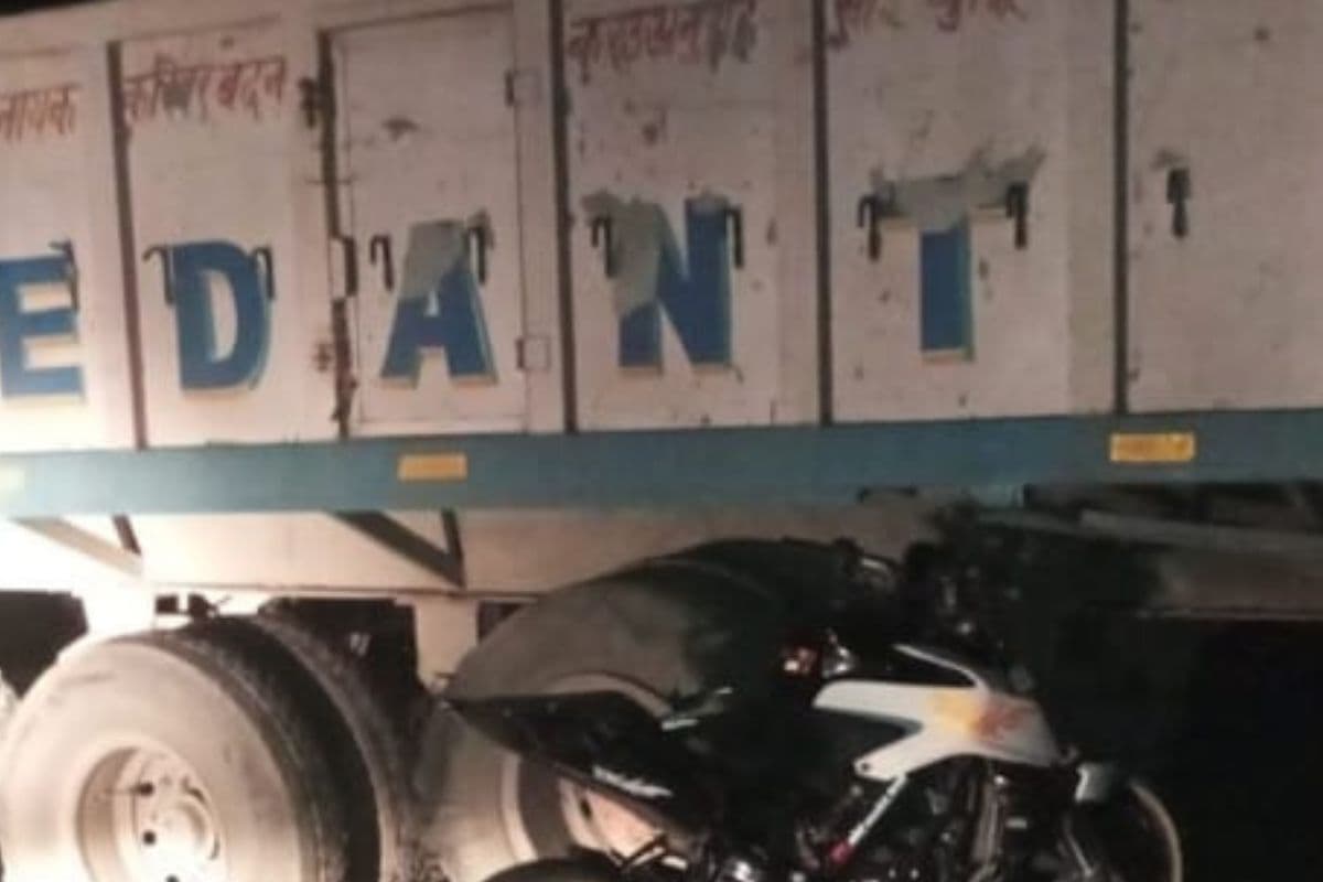 गुमला में दो युवकों की सड़क हादसे में मौत, अंधेरे में ट्रक के नीचे घुस गयी तेज रफ्तार बाइक