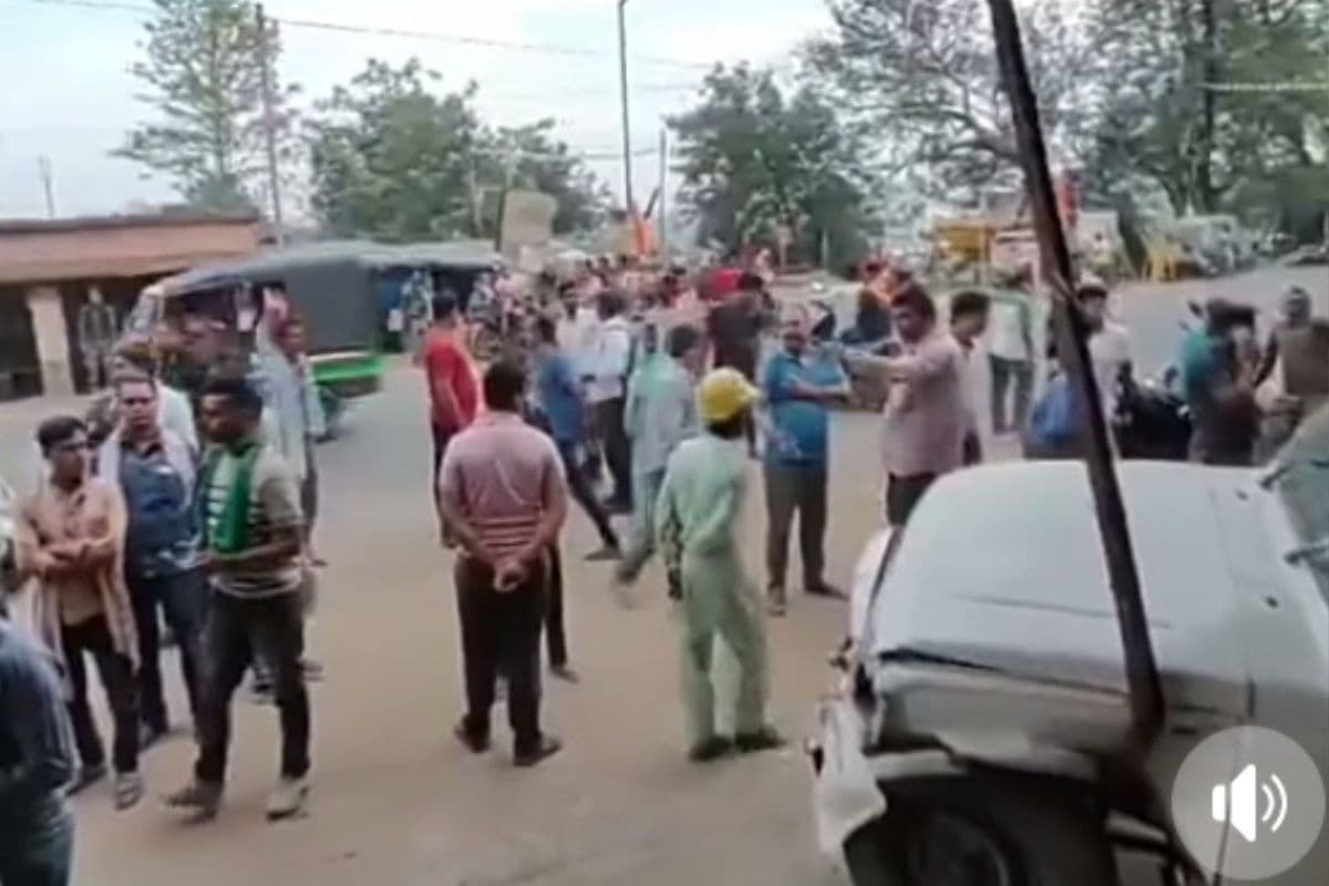 सड़क हादसे के बाद जुटी भीड़