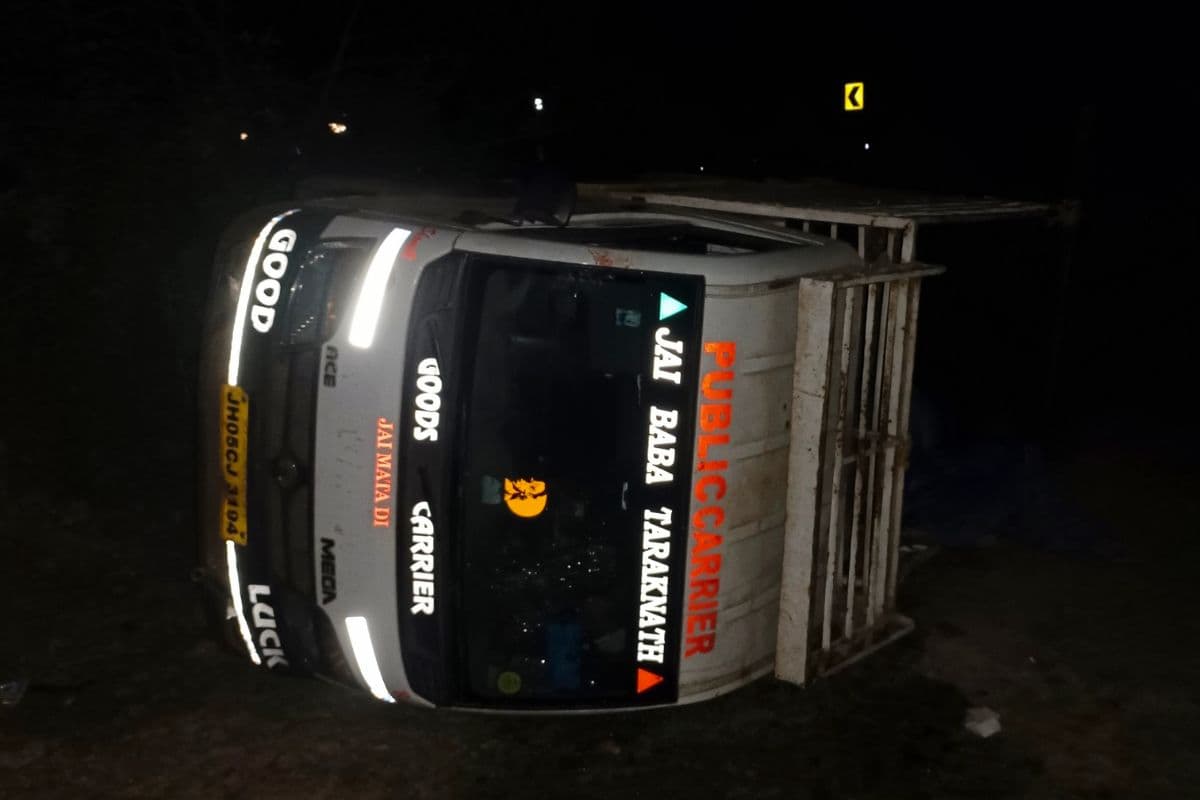 सड़क हादसे में पलटी गाड़ी