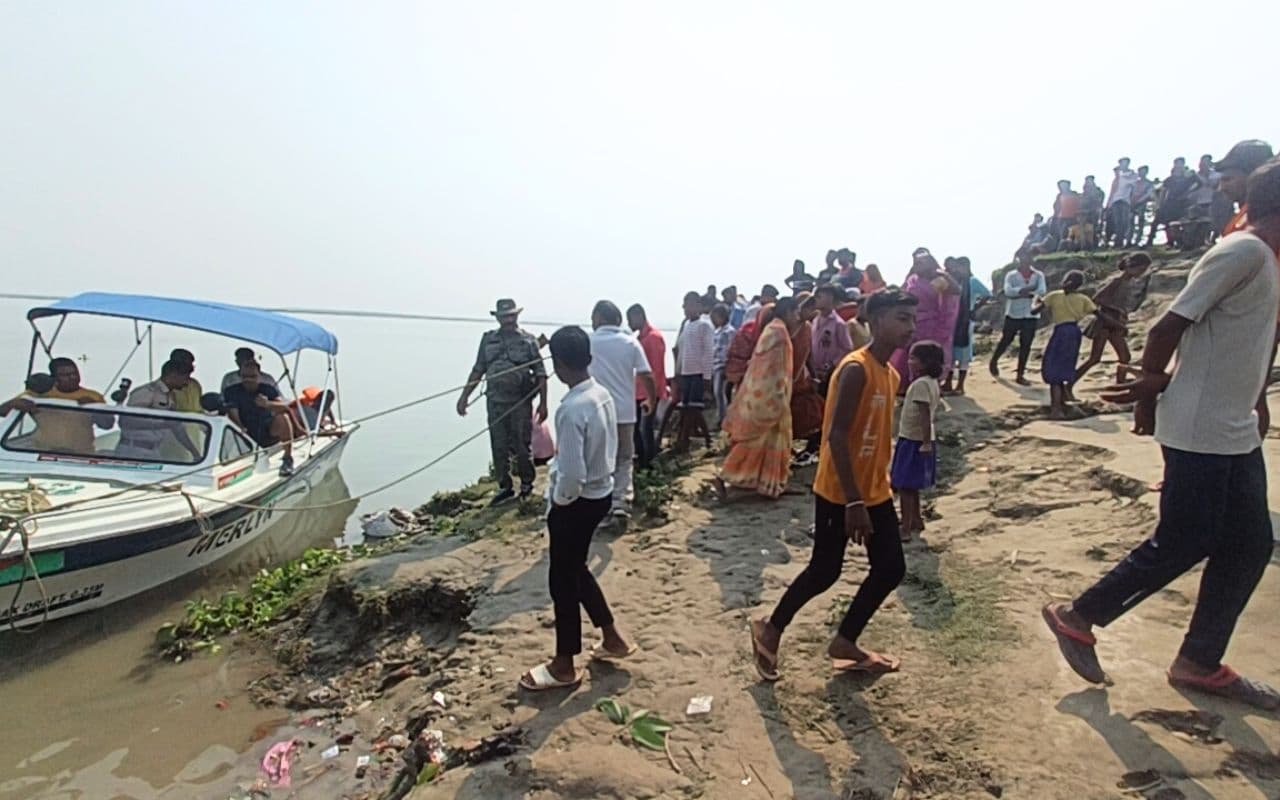 PHOTOS: छठ महापर्व पर साहिबंगज में गंगा नदी में नहाने गया युवक डूबा, खोजबीन जारी