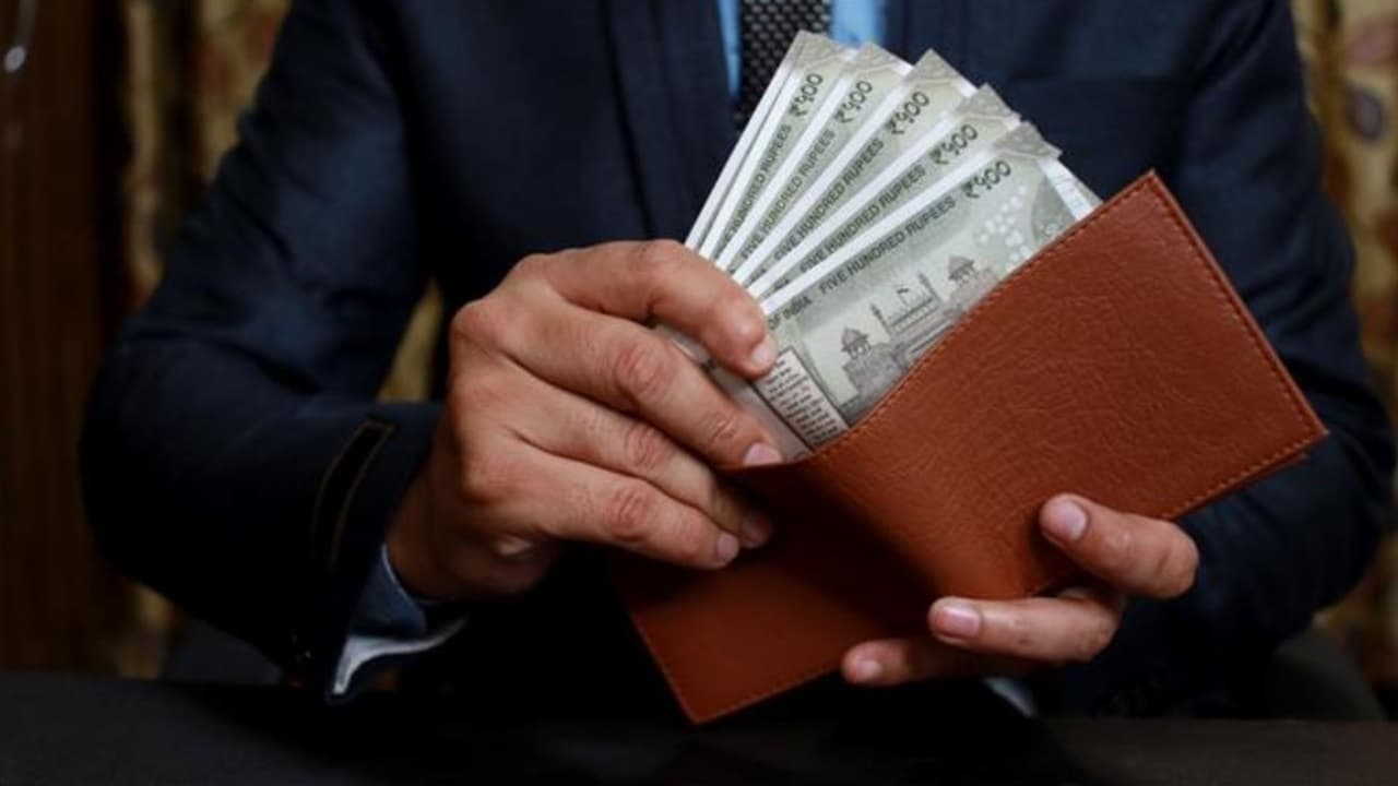 Bad News: 61 हजार पारा शिक्षकों के लिए बुरी खबर, मानदेय के चार फीसदी बढ़ोतरी पर लगी रोक