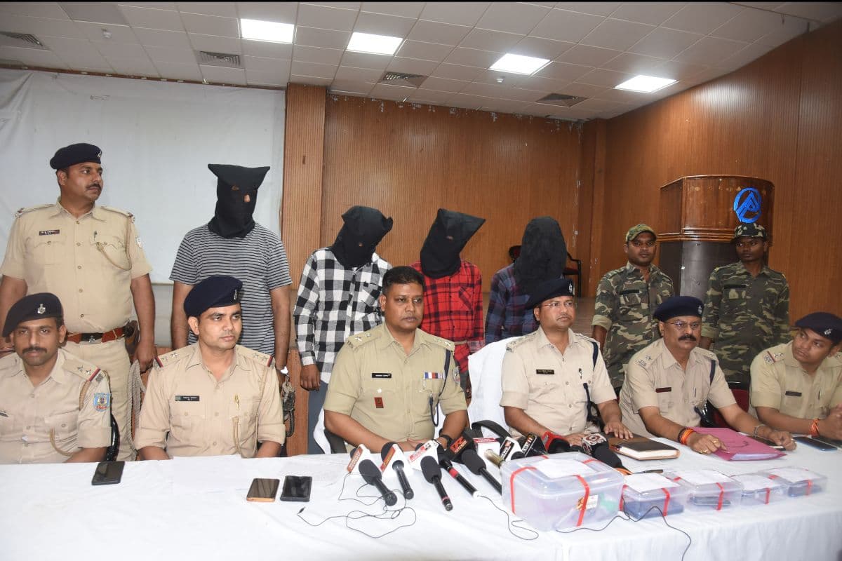 ज्योति अग्रवाल हत्याकांड का खुलासा करते सरायकेला एसपी मनीष टोप्पो