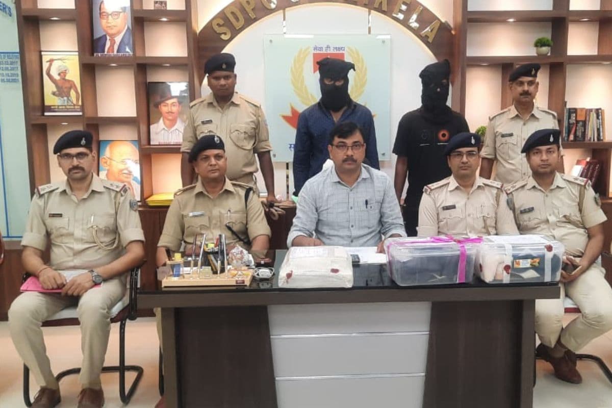 झारखंड के सरायकेला में झामुमो नेता पर बमबाजी मामले में दो अपराधी गिरफ्तार, एसआईटी ने ऐसे दबोचा