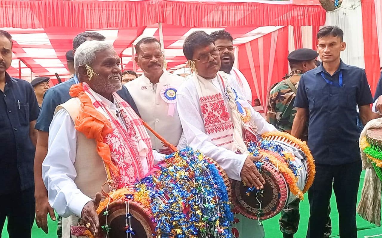 PHOTOS: सरहुल पर आदिवासी हॉस्टल में झारखंड के सीएम चंपाई सोरेन का दिखा अलग अंदाज, आप भी देखें PHOTOS: सरहुल पर आदिवासी हॉस्टल में झारखंड के सीएम चंपाई सोरेन का दिखा अलग अंदाज, आप भी देखें