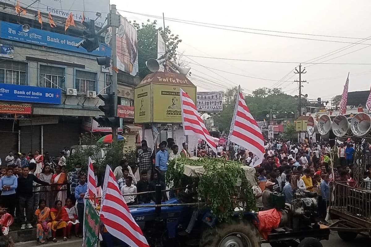 PHOTOS: सरना झंडे व सखुआ के फूल से सरहुल के रंग में रंगी रांची, मांदर की थाप पर थिरके लोग