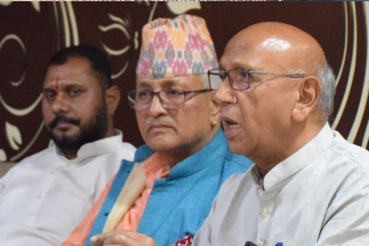 पत्रकारों से बातचीत करते विधायक सरयू राय