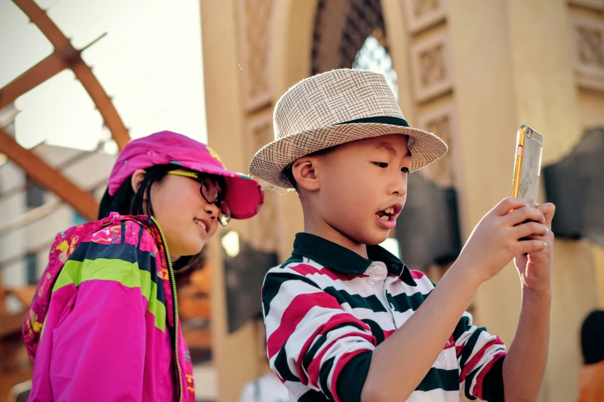 Viral Video: छोटी बच्ची को मोबाइल की ऐसी लगी लत, नींद में भी करने लगी इस्तेमाल, आप भी देखें