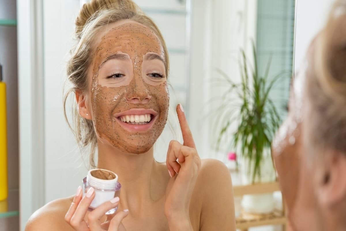 Skin Care : चमकदार त्वचा पाने के लिए बार-बार करवाती हैं ब्लीच, तो उठाने पड़ सकते हैं नुकसान