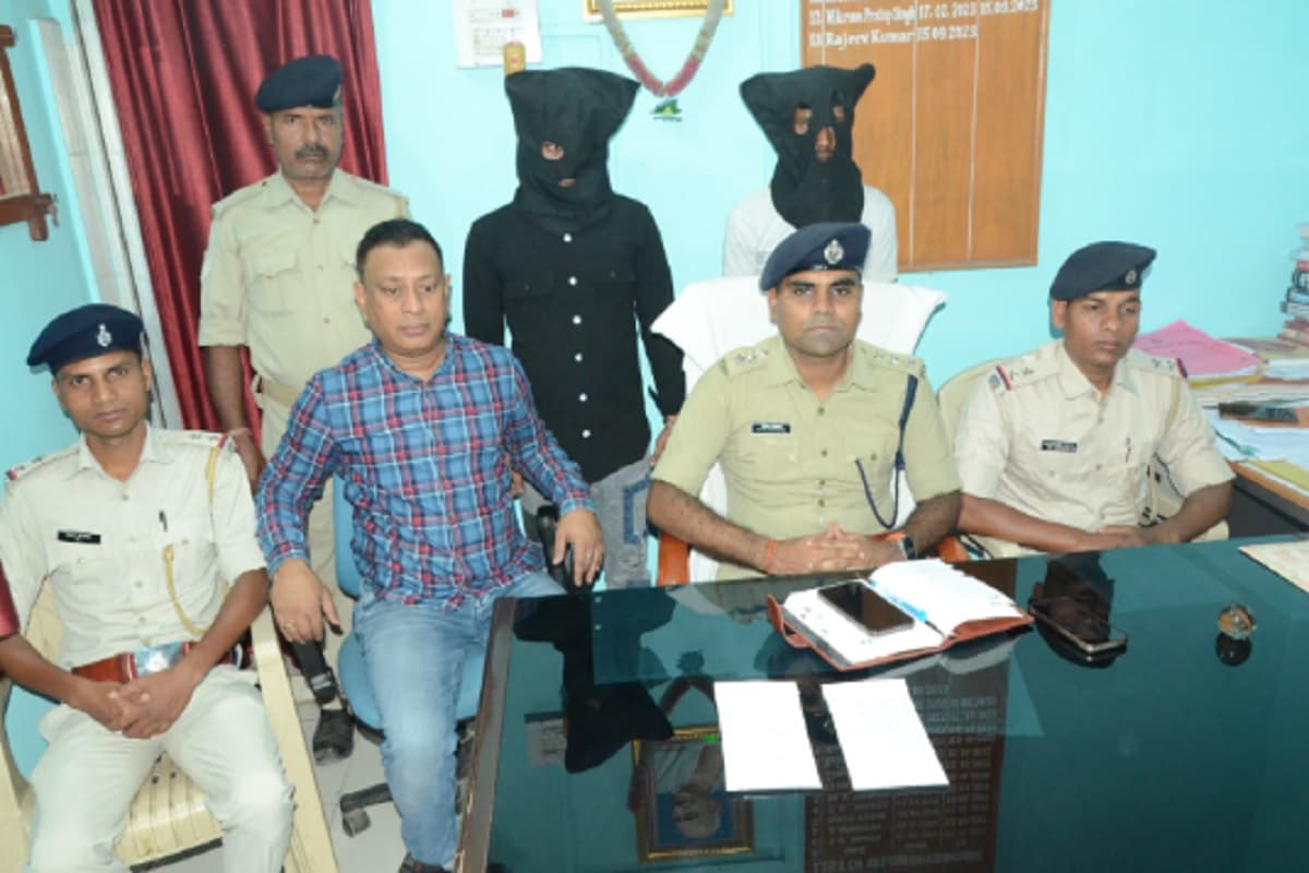 देवघर पुलिस ने अंतरराज्यीय वाहन चोर गिरोह के 2 सदस्यों को किया गिरफ्तार, चोरी की बोलेरो व कार बरामद