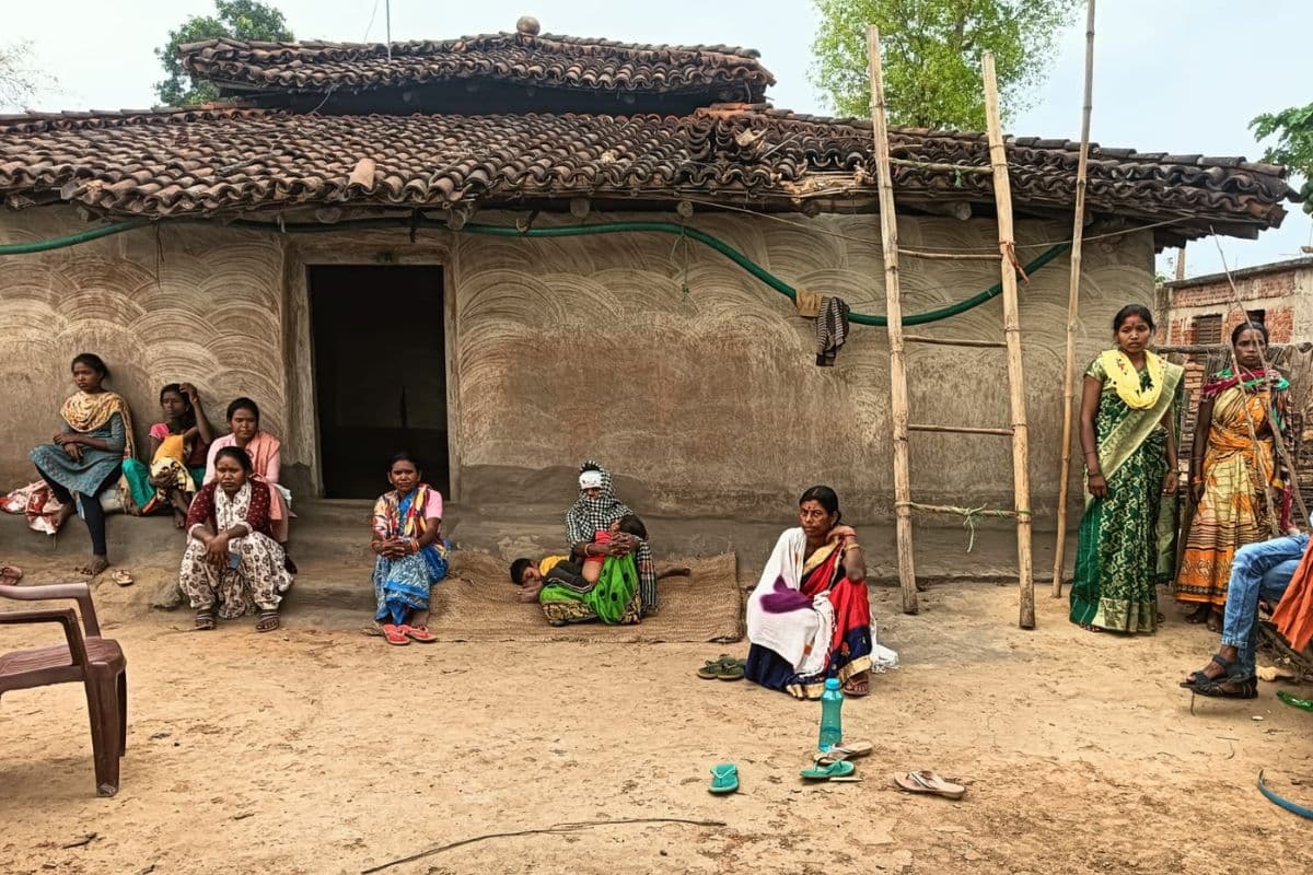 वारदात के बाद घर के बाहर बैठे परिजन