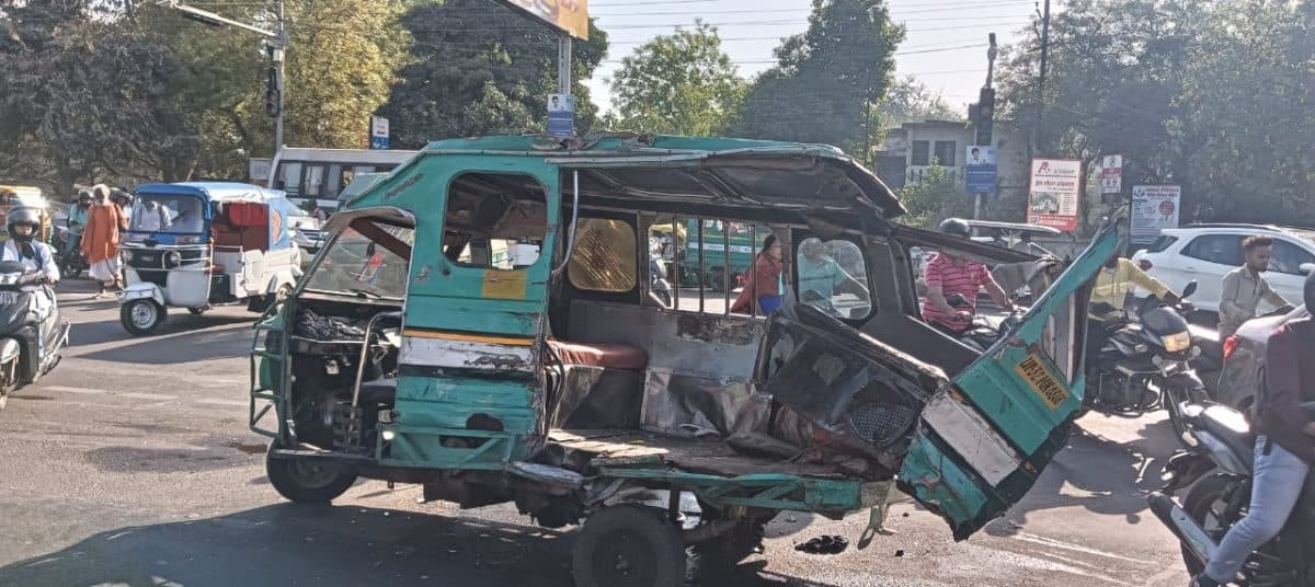 UP News: ट्रक टेंपो की टक्कर से झारखंड व बिहार के दो लोगों की मौत, 10 अन्य घायल