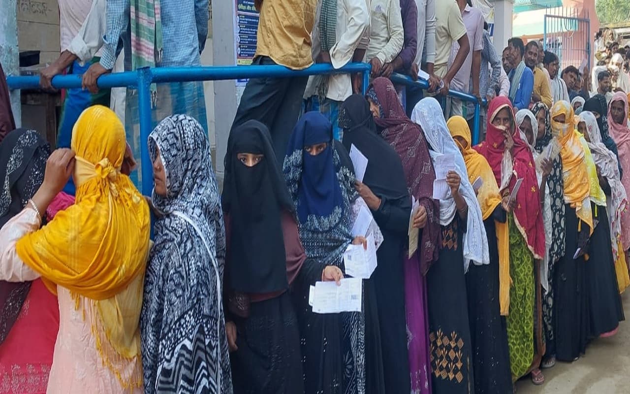 भागलपुर में वोटिंग बढ़ाने के लिए नमाज के बाद मस्जिदों से हुए ऐलान, मुस्लिम महिलाओं ने गिराए ताबड़तोड़ वोट