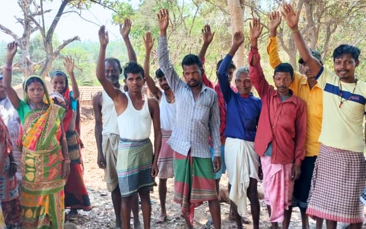 झारखंड : भीषण गर्मी के बीच बूंद-बूंद पानी को तरसती पहाड़िया जनजाति, ऐसा पानी पीते हैं मुरगुज्जा गांव के सैकड़ों लोग