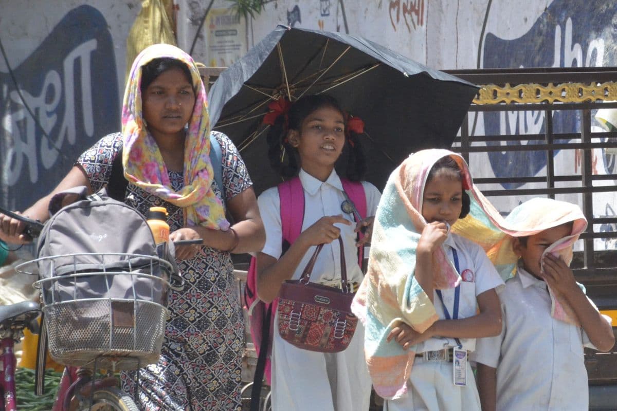 लहर से लेकर सड़क पर चल रहीं बच्चियां