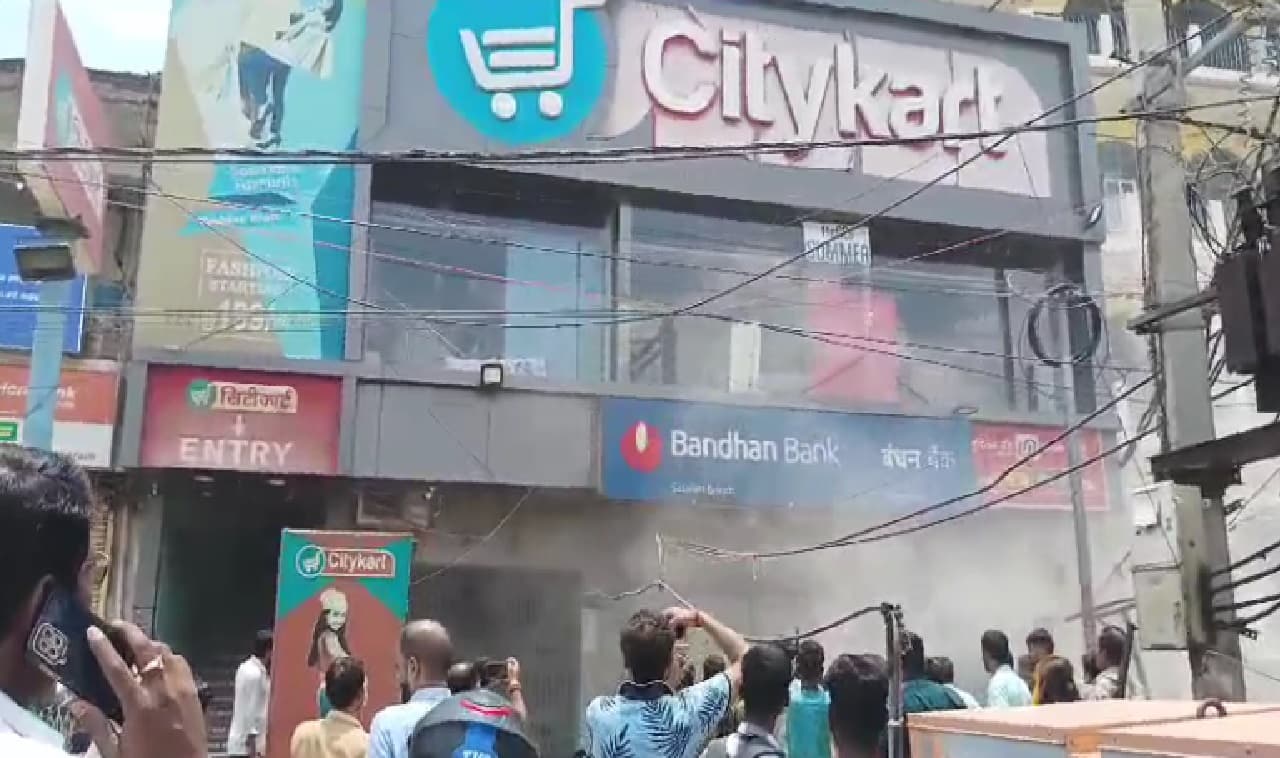 सासाराम के बंधन बैंक में लगी भीषण आग, एसी, पंखे और फर्नीचर सब जलकर खाक, मची अफरा-तफरी