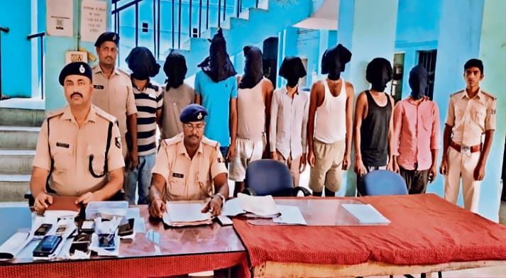 बिहार: नवादा में आठ साइबर अपराधी गिरफ्तार, जब्त 13 मोबाइल ने खोल दिए कई राज...