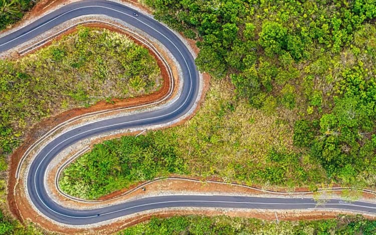 Driving Tips: हिल स्टेशन पर घूमना आसान मगर ड्राइविंग करना मुश्किल, इन बातों का रखें ध्यान