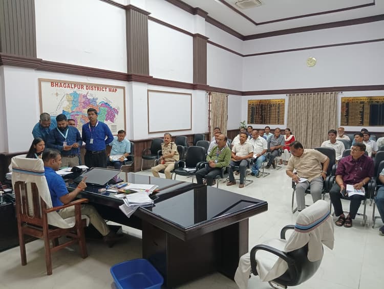 NH 80 के निर्माण में देरी पर डीएम ने जताई नाराजगी, एक खंड के निर्माण के बाद खोदी जाएगी दूसरे हिस्से की सड़क