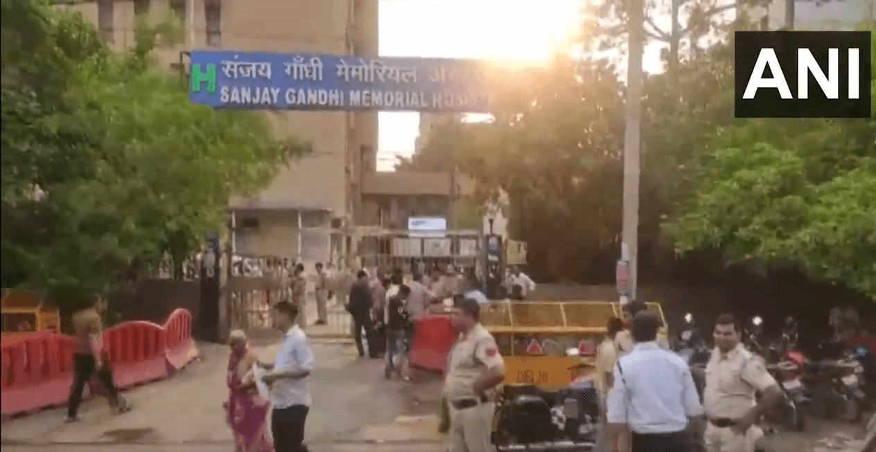 Delhi Bomb Threat: दो अस्पतालों के बाद IGI एयरपोर्ट को भी बम से उड़ाने की धमकी, जांच में जुटी पुलिस