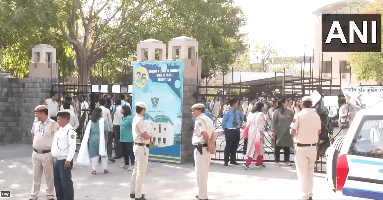 DPS- संस्कृति विद्यालय सहित दिल्ली के 80 से अधिक स्कूलों को बम से उड़ाने की धमकी, खाली कराकर पुलिस कर रही जांच