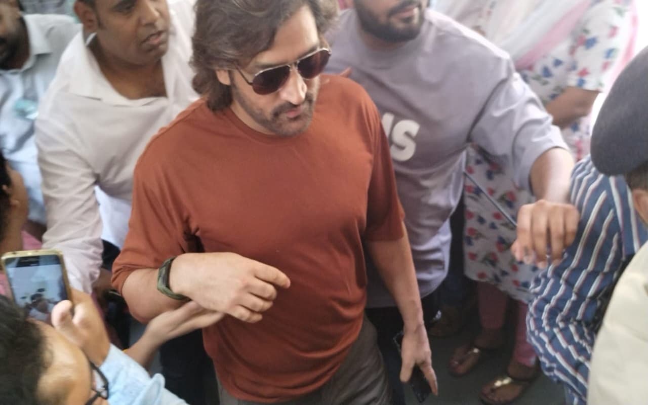 Lok Sabha Election 2024 : महेंद्र सिंह धोनी ने साक्षी और माता-पिता के साथ रांची में डाला वोट