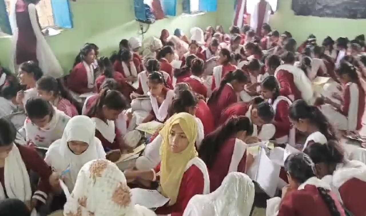 केके पाठक सर देखिए, परीक्षा के नाम पर सिर्फ हो रही खानापूर्ति, एक साथ बैठ कर प्रश्नपत्र हल कर रहे छात्र