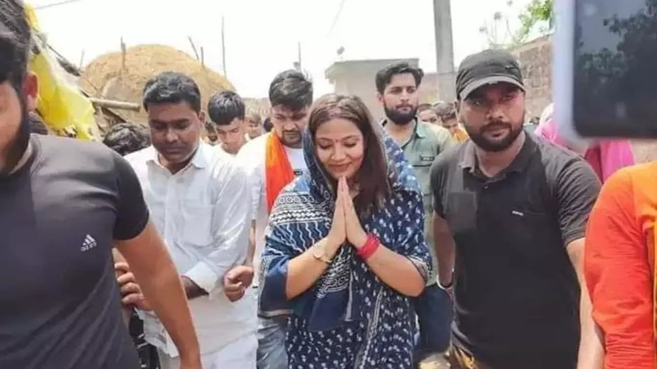 Lok Sabha Election 2024: ज्योति सिंह घर-घर जाकर पवन सिंह के लिए मांग रहीं वोट