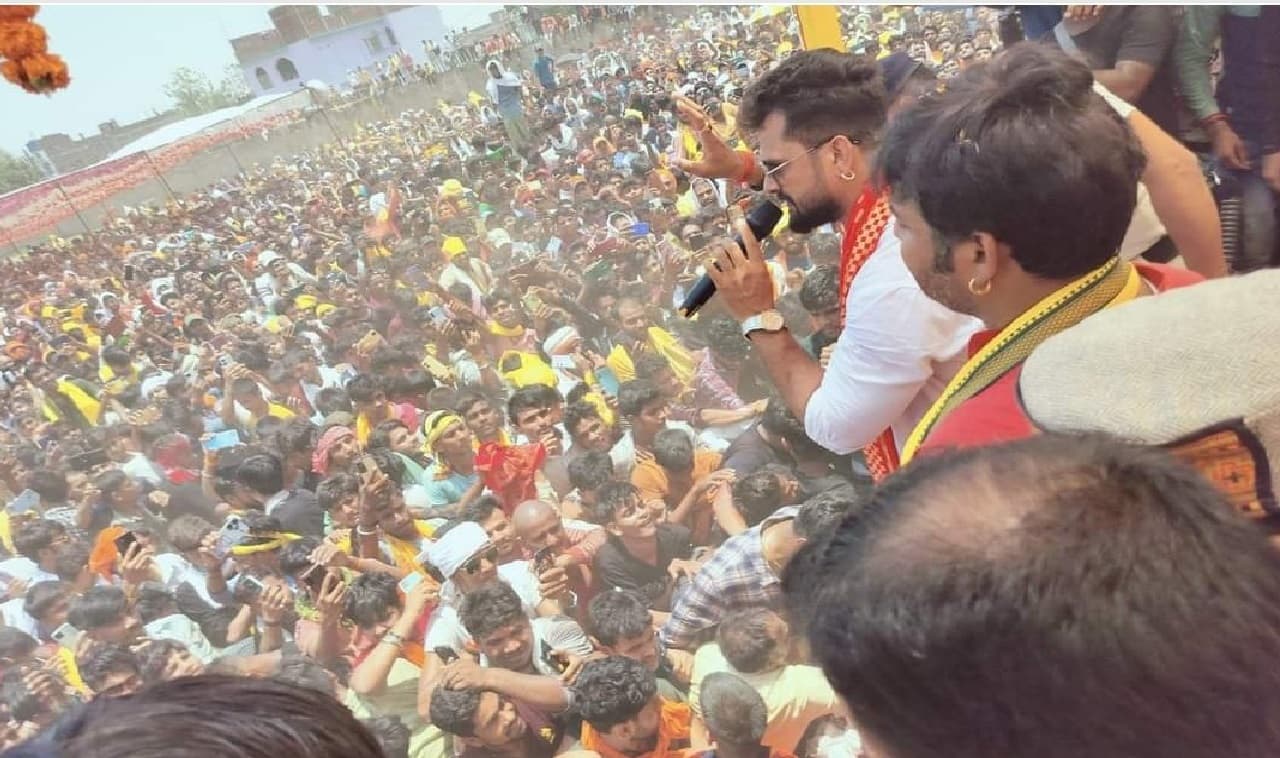 काराकाट में पवन सिंह और खेसारी लाल यादव को एक मंच पर देख कर भीड़ हुई बेकाबू, तोड़ी कुर्सियां