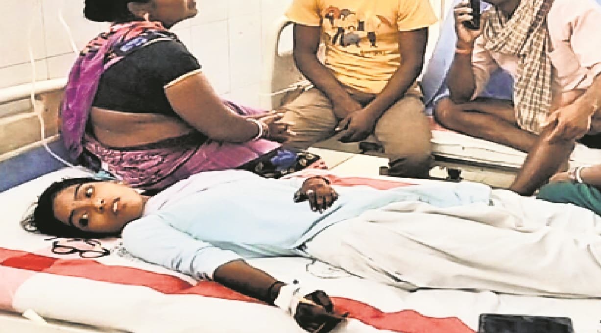 भीषण गर्मी में स्कूली बच्चे हो रहे बेहोश, नई टाइमिंग को लेकर केके पाठक का हो रहा विरोध