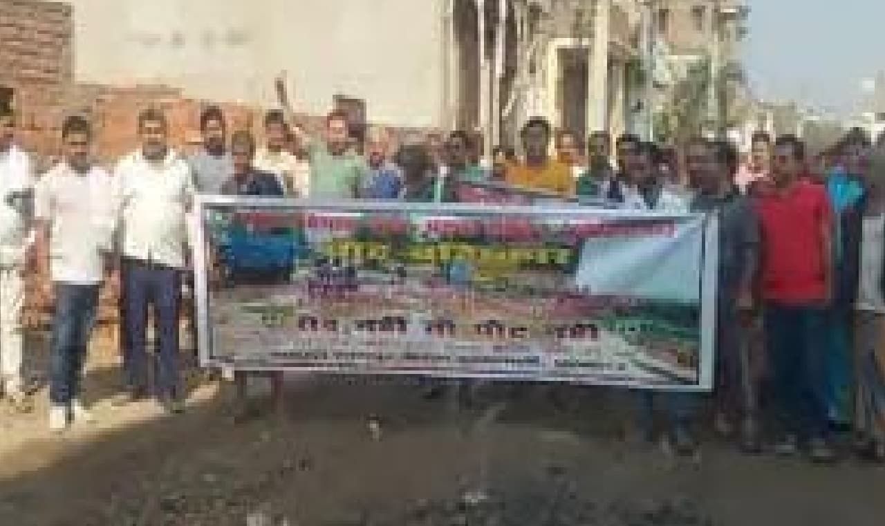 पटना साहिब के बैरिया में वोट बहिष्कार का ऐलान, लोगों ने मोहल्ले में निकाला जुलूस, कहा-रोड नहीं तो वोट नहीं