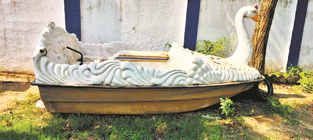 Lakhisarai News : नौका विहार : ट्रायल के बाद पोखर नहीं, जिला अतिथि गृह की शोभा बढ़ा रही नाव