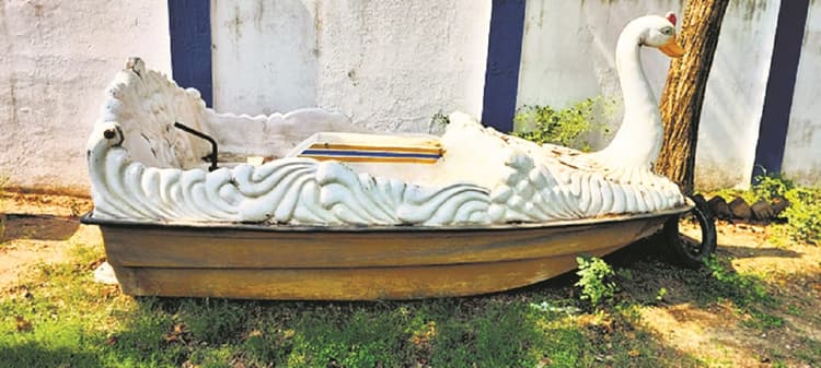 Lakhisarai News : नौका विहार : ट्रायल के बाद पोखर नहीं, जिला अतिथि गृह की शोभा बढ़ा रही नाव