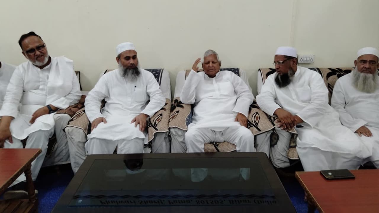 सातवें चरण के चुनाव से पहले लालू प्रसाद पहुंचे खानकाह, पढ़िए क्यों की पीर साहब से मुलाकात