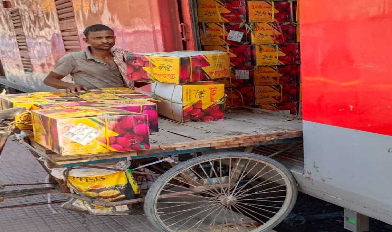 मुजफ्फरपुर से महानगरों तक पहुंची रिकॉर्ड 1625 क्विंटल लीची, रेलवे को 6.82 लाख रुपये का राजस्व