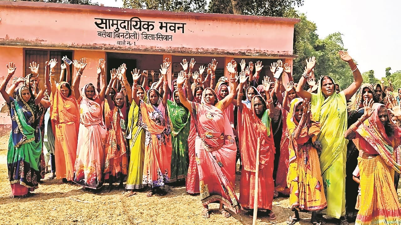 सीवान लोकसभा: बूथ नहीं तो वोट नहीं को लेकर ग्रामीणों का प्रदर्शन, एनडीए प्रत्याशी के समझाने पर भी नहीं माने