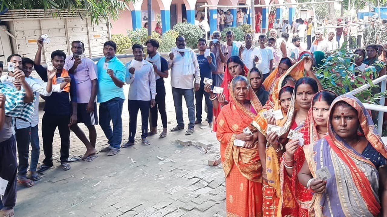सारण लोकसभा सीट: वोटरों में उत्साह, बूथों पर लगी लंबी कतार, बीजेपी ने आरजेडी पर लगाए आरोप