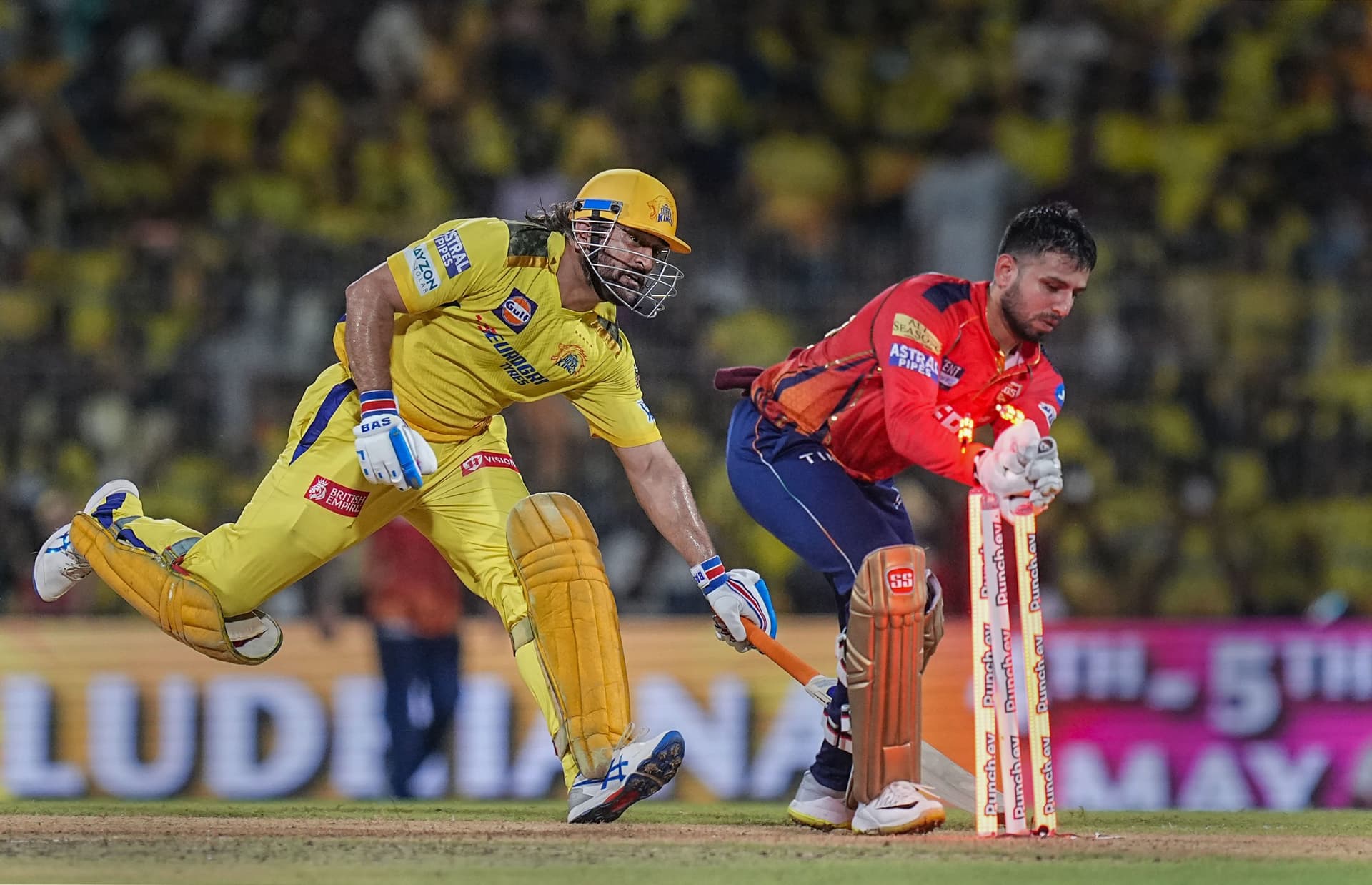 IPL 2024: एमएस धोनी ने अपनी पेंटिंग पर ऑटोग्राफ देकर बनाया फैन का दिन, वीडियो वायरल