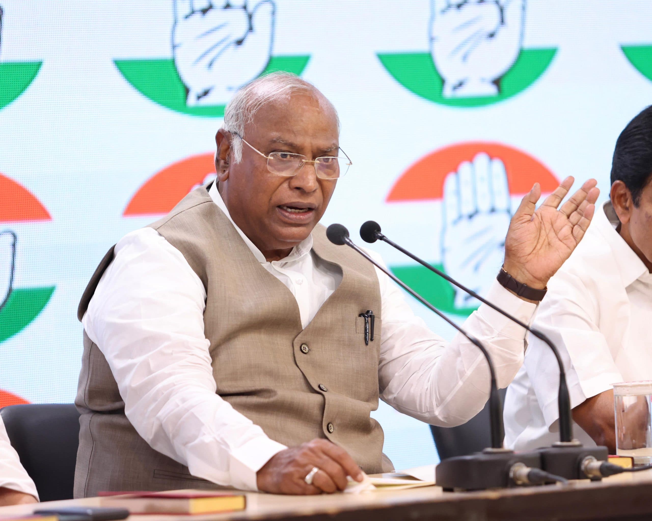 Mallikarjun Kharge: प्रधानमंत्री ने चुनाव प्रचार में मंदिर और खुद को दी अधिक प्राथमिकता