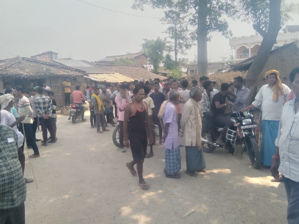 बिहार: वाल्मीकिनगर में पुलिस की पिटाई से नाराज वोटरों ने किया मतदान का बहिष्कार, 2 घंटे रूकी वोटिंग