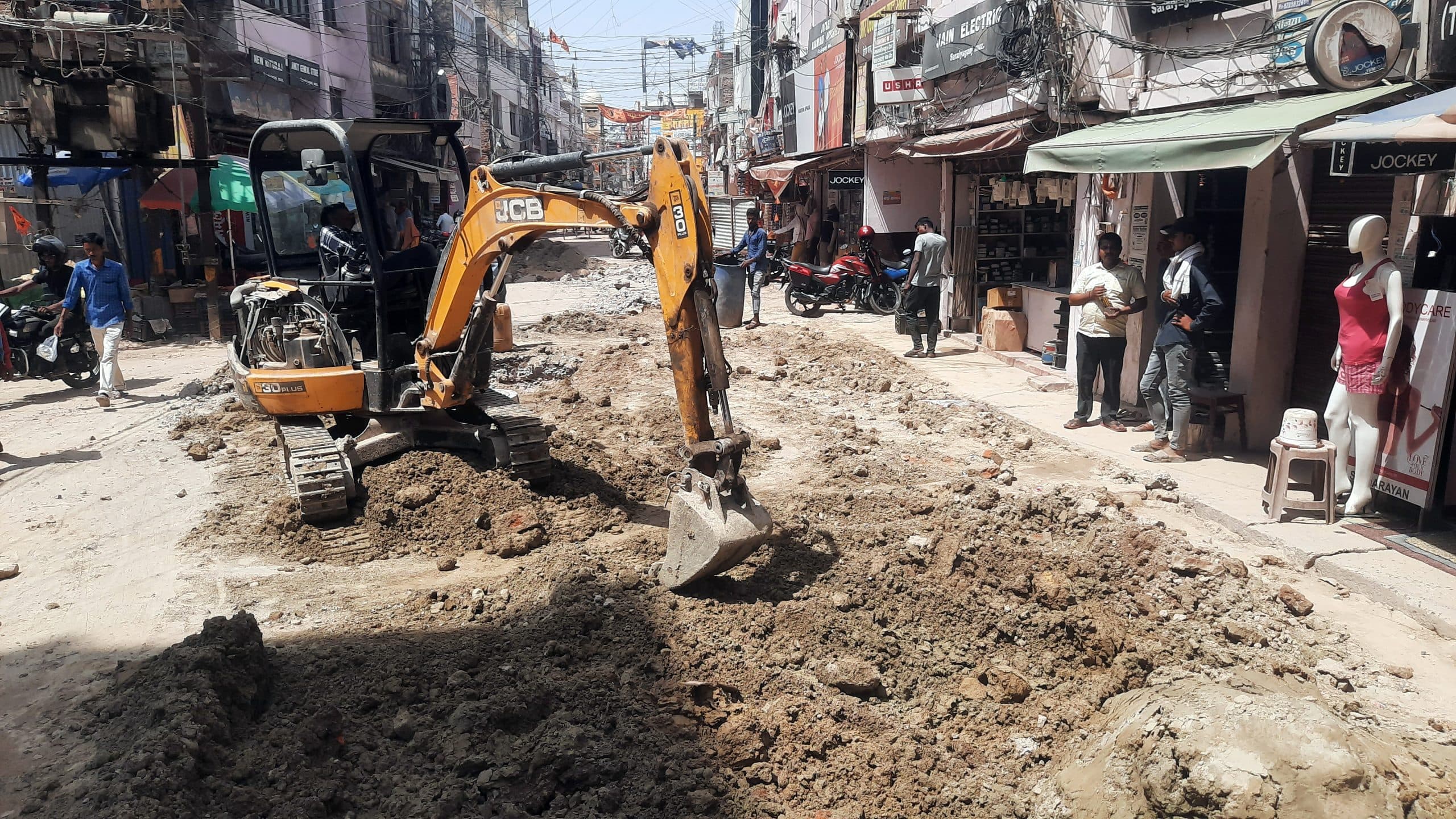 Smart City : सीवरेज के मेनहोल के लिए खोदा छोटी सरैयागंज रोड, व्यवसाय चौपट