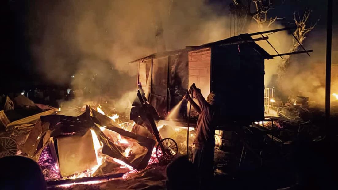 कटिहार के कुरसेला बाजार में लगी भीषण आग, तीन दर्जन दुकानें जलकर राख, 50 लाख से अधिक का नुकसान