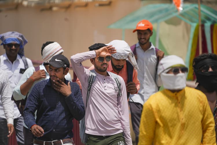 Weather Forecast: 45..46…..50 डिग्री पार… आग उगल रहा आसमान, बारिश की आस में आसमान निहार रही आंखें