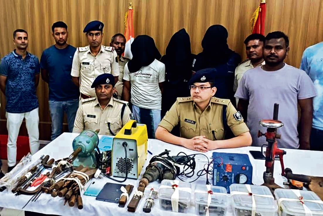 मुंगेर में फिर से 2 मिनीगन फैक्ट्री का खुलासा, प्रति पिस्टल 2000 पर मकान मालिक ने किराये पर दिया था घर