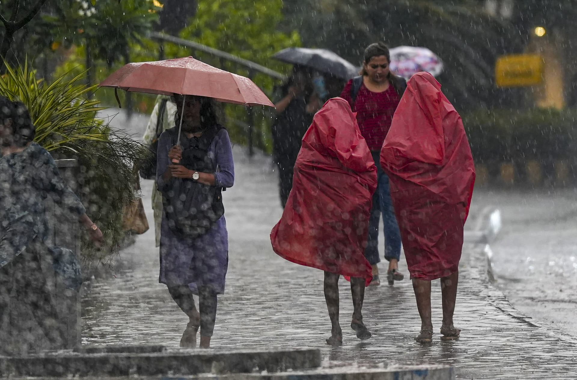 Delhi Weather : दिल्ली में धूल भरी आंधी के बाद बारिश, दो की मौत, जानें कैसा रहेगा आज का मौसम