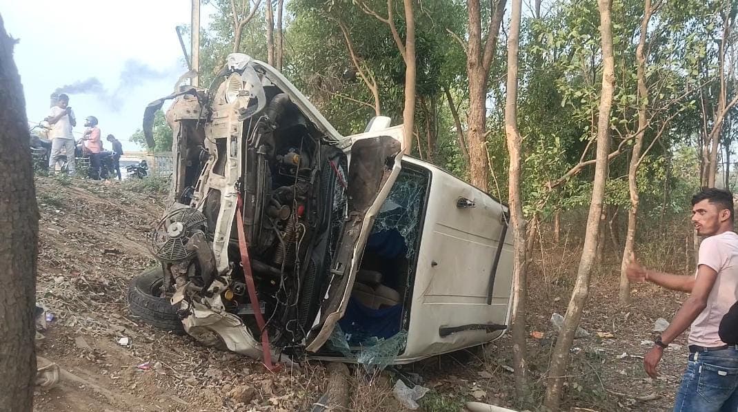 नवादा में अलग-अलग सड़क हादसों में एक चालक की मौत, तीन घायल