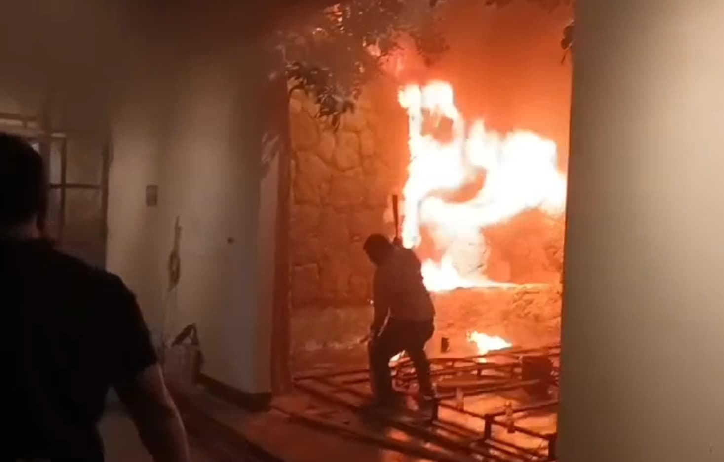 Photos: पटना संग्रहालय में वेल्डिंग के दौरान निकली चिंगारी से भड़की आग, 25 दमकल की गाड़ियों ने आग पर पाया काबू