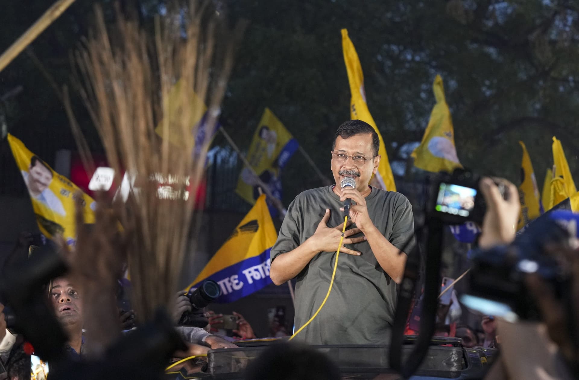 Arvind Kejriwal: तिहाड़ से निकलकर अपने घर पहुंचे सीएम केजरीवाल, कहा- 'जारी रहेगी तानाशाही के खिलाफ लड़ाई'