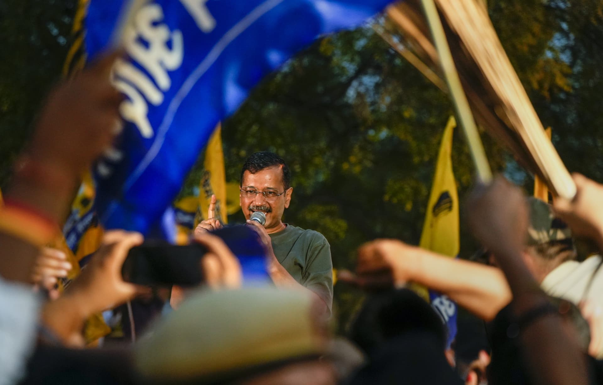 Lok Sabha Election 2024 : अरविंद केजरीवाल ने की हनुमान की पूजा, बोले संजय सिंह- आज शनिवार है और…