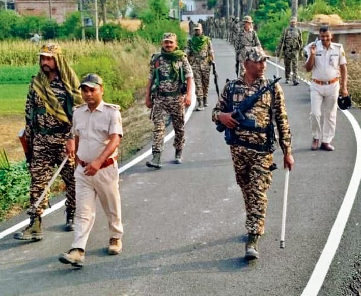 मुंगेर में वोटिंग से पहले लखीसराय के होटलों में ताबड़तोड़ छापेमारी, हथियार बरामद, हिरासत में लिए गए कई लोग